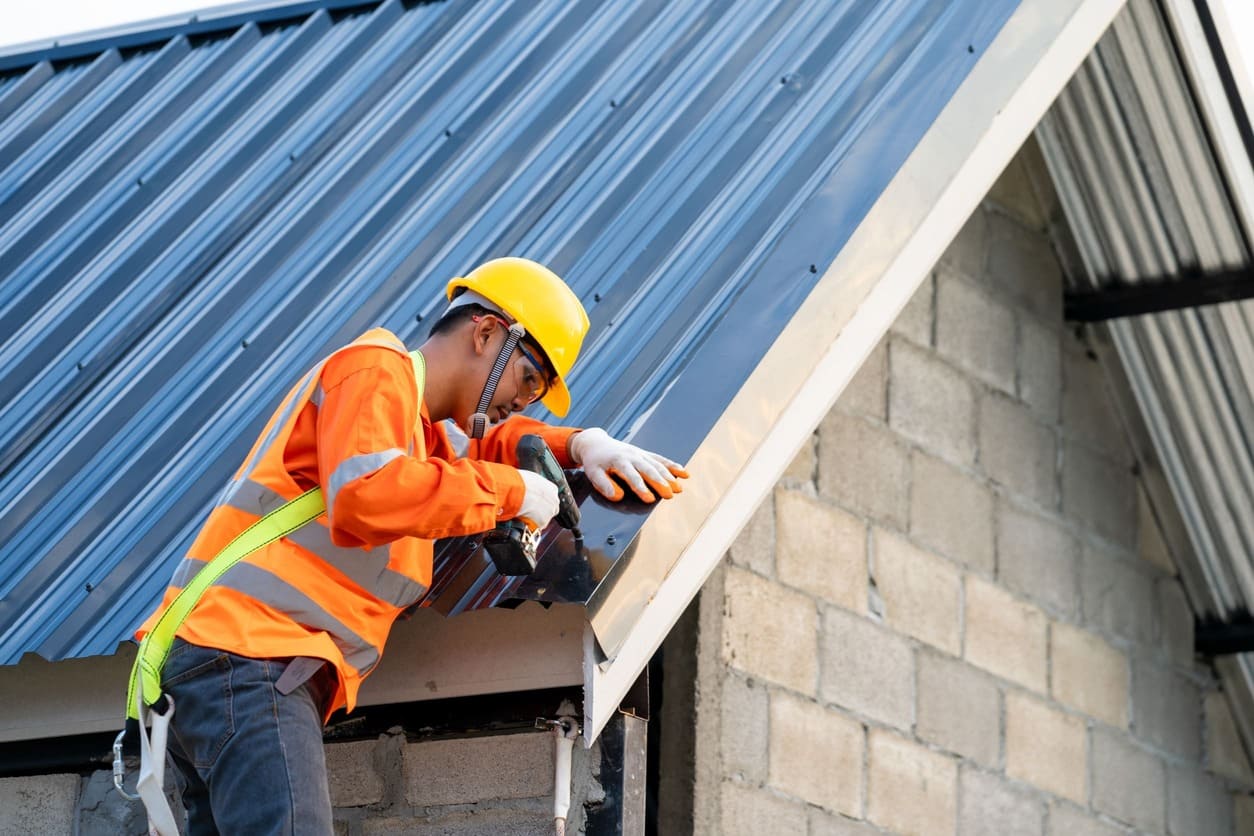 trabajador arreglando tejado